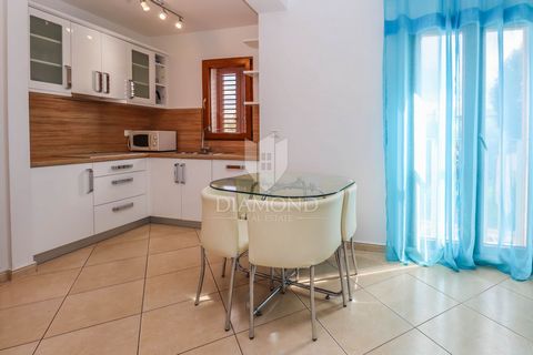 Location: Istarska županija, Novigrad, Novigrad. Novigrad, Istrien Apartment in Novigrad, im Stadtzentrum, zweite Reihe vom Yachthafen Novigrat und dem Meer entfernt. Die Lage ist sowohl zum Strand als auch zur Schule, zum Kindergarten und allen notw...