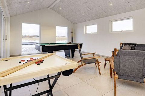 Dieses 2023 neu erbaute Ferienhaus bei Grønhøj Strand, mit Whirlpool im Außenbereich, ist geschmackvoll eingerichtet und bietet u.a. einen separaten Aktivitätsraum für den Freizeitspaß. Wenn Sie etwas Außergewöhnliches suchen, dann ist dieses moderne...
