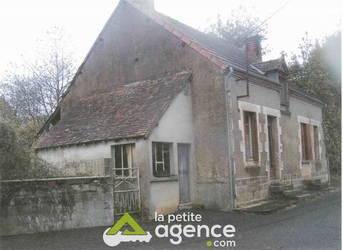 Near Aigurande- Non-terraced house to be fully restored. - Kitchen with old fireplace on tiled floor - 23 m2 approx. - Dining room with terracotta tiles - 30 m2 approx. - bedroom with cement floor - 18 m2 approx. Various outbuildings: approx. 20 m2 C...