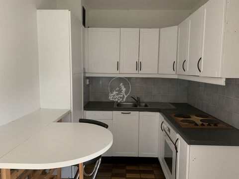 The Minds agency offers you in exclusivity an apartment type F2 with an area of 56.59m2 Carrez law located on the 1st floor of a secure condominium with elevator. You will find an entrance, a separate toilet, a beautiful spacious and bright living ro...