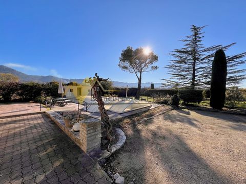In Co-Exclusivity in the commune of Séguret. We offer you this property composed of a main house of 141m2 with 4 bedrooms, 2 of which are on the ground floor, bathroom, living room fireplace and separate kitchen. Oil-fired central heating. As well as...