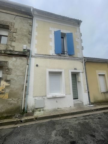 RENTAL INVESTMENT. Bergerac, city center, we offer you this house rented 470€ in bare rental, possibility to increase the rent when the tenant leaves. It consists on the ground floor, of a living room with open kitchen, a shower room and a separate t...