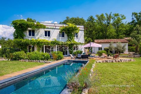 Come and discover this magnificent 135m² villa in absolute calm, just 5 minutes from the village of Montauroux. It is built on a 2600m² flat plot with swimming pool. Enjoy the many fruit trees. On the ground floor, there's a vast, light-filled living...