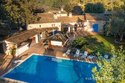 This exceptional equestrian property, rare on the market, sprawls over one hectare of land, offering its occupants absolute tranquility while remaining close to amenities. Comprising two main buildings, it includes a stone villa of approximately 250 ...