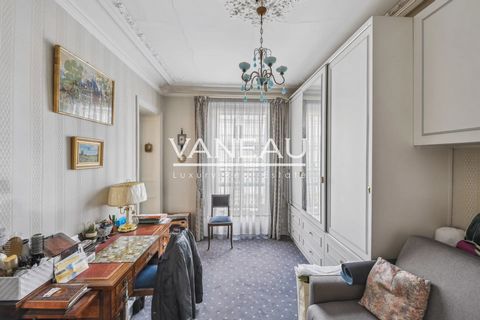 PARIS IXème - Between the Cadet and Le Peletier metro stations, on the fourth floor by elevator of a well-maintained old stone building with janitor, the Vaneau Group offers a 94.85 m² Carrez apartment with a balcony. This apartment for both commerci...