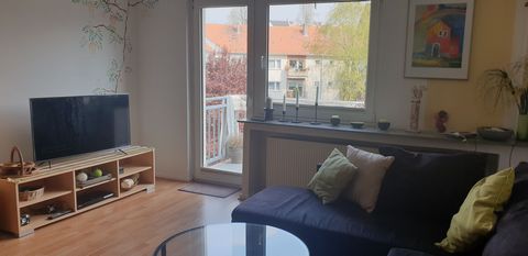 English below. Allgemein Bei dieser ansprechenden Immobilie handelt es sich um eine sanierte, sehr helle und voll-möblierte Wohnung in der zweiten Etage. Das Objekt umfasst zwei attraktive Zimmer. Der Balkon mit Süd-West Richtung lädt zum Entspannen ...