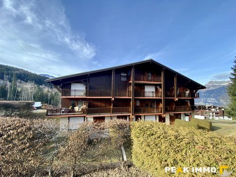 A few minutes' walk from the start of the slopes, on the snow front of Combloux (Evasion Mont-Blanc ski area), and at the start of all the hikes in the massif: Come and visit this very well exposed apartment, 34 m2, which sleeps 6, a large balcony to...