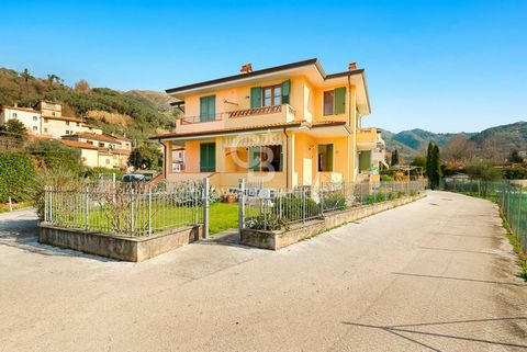 Recently renovated semi-detached villa close to the center of Camaiore Located just five minutes from the center of Camaiore, this completely renovated semi-detached villa offers an excellent combination of comfort and convenience. The villa extends ...