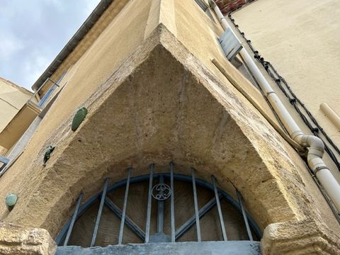 HÉRAULT 34570 in PIGNAN, 15 minutes from Montpellier, come and discover this village house on two floors with a large garage. This old house of 105m² is located in the heart of a picturesque village, offering a peaceful and authentic living environme...