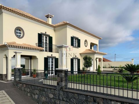 Luxury Villa with Sea View and Excellent Equipment Discover your private refuge in this 4 bedroom, 5 bathroom villa, where comfort merges with stunning views of the sea and the city of Funchal. Imagine waking up to the golden sunlight streaming in th...
