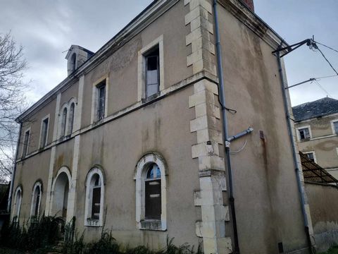 2h15 from PARIS, CENTRE OF ST CALAIS - REAL ESTATE COMPLEX to be completely renovated. Ideal for lovers of catering, with a little story to share..... Located a stone's throw from the shops, in the center of SAINT-CALAIS, come and discover this real ...