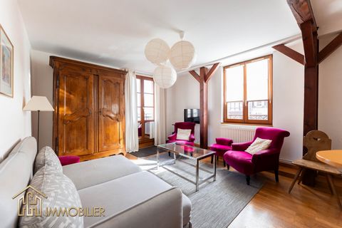 GH Immobilier invites you to discover in a premium location of Colmar this Alsatian building composed of 3 apartments. On the 1st floor: a T3 of 59m2 with an entrance, 2 bedrooms, 1 shower room, 1 separate toilet, 1 fitted kitchen open to the living ...