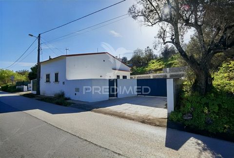 3 bedroom villa located in Vila Moreira - Alcanena! Having been completely renovated recently, with excellent sun exposure. 3 bedroom villa with a gross area of 400m2 and a floor area of 60m2, consisting of entrance hall, 3 bedrooms all with built-in...