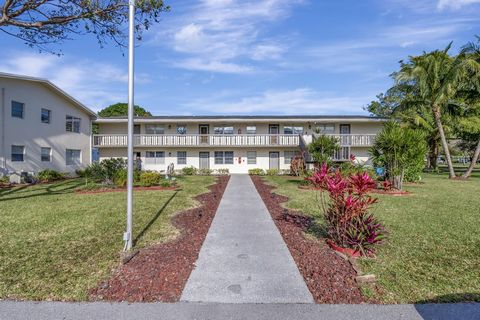 Don't miss seeing this light and bright ground floor corner unit! This is a rentable building. This unit features one bedroom and 1 1/2 baths. New carpet has just been installed and the electrical panel recently replaced.Enjoy beautiful garden views ...