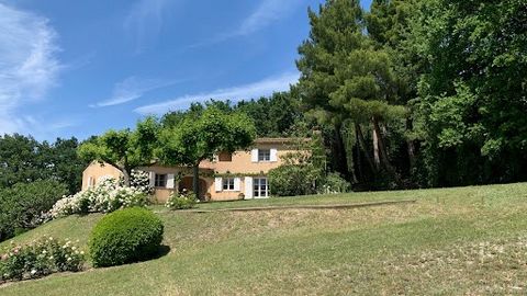Provence. Vaucluse. Located on the outskirts of one of the most beautiful villages in France, this property composed of two separate dwellings offers a plot of 5270m2 planted among others with olive trees and multiple roses. The main house of about 1...