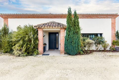 Located in the town of Saint-Nicolas de la Grave, this old farmhouse completely renovated has about 210m2 of living space on 2 levels, where the charm of the old and modern comfort blend harmoniously. A spacious and bright room brings the ground floo...