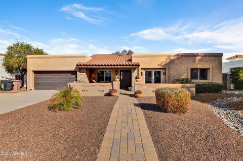 Warmth & Tranquility of Arizona Living Awaits! North/South Facing, Single Level Home- Charming Front Courtyard Entry. Gorgeous Upgraded Open Split Floorplan- NO- Steps. Great Room Offers Charming Ambience w/Fireplace Tiled in Rich Limestone. Bamboo F...