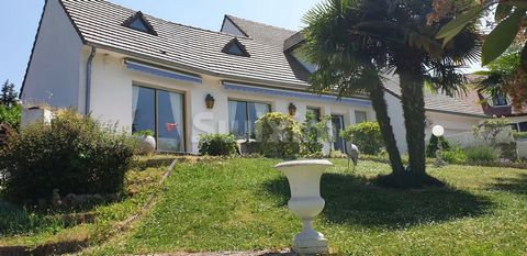 Ref MV 67311: Villemoisson sur Orge. On 736m² of land, very beautiful 8-room villa, comprising on the garden level a large living room with insert opening onto a veranda, a recent fitted kitchen, a master suite and separate toilet. On the 1st floor; ...