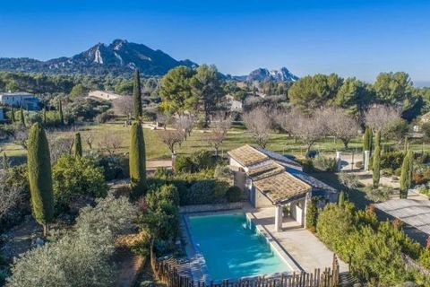 In Eygalières, just a few minutes' walk from the centre of the village, this house faces the Alpilles and offers superb views of the Calans. Swimming pool 10x6, double garage and workshop. This is a charming house, inviting you to enjoy the gentle pa...