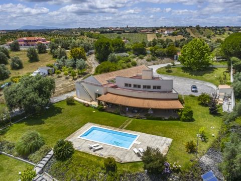 Fabulous contemporary villa and guest house in the countryside, in Santarém, only 1 hour from Lisbon. Maximum comfort and elegance in the greatest tranquility. Main House- 540 m2 of built area under a contemporary architectural project. Very well she...