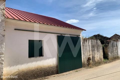For sale building in total property with an area of 84m2 with storage allocation, but with the possibility of construction of small villa. This property is in the picturesque village Ribatejana da Lamarosa, Santarém district, a few minutes from the c...
