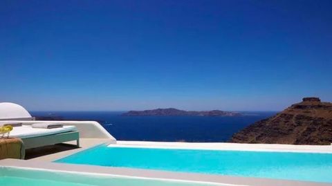 Uma moradia de luxo construída num terreno de 580 M2 localizado em Firostefani, em Santorini. A villa dispõe de piscina e oferece vistas deslumbrantes do mar e do pôr do sol. FACILIDADES: • 3 Quartos • 3 Casas de banho •Sala de estar • Piscina e jacu...