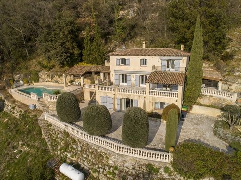 Wonderful elevated views down to the coast and out to sea, family Provencal villa with 5 bedrooms. In the heart of a residential and quiet area, beautiful property benefitting from open views onto the surrounding countryside and the sea. It is made u...