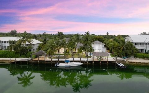 Expression du luxe et de la qualité de vie insulaire aux Bahamas, cette maison contemporaine en bord de canal et son cottage, dans la communauté privée et aisée d'Old Fort Bay, adoptent une architecture traditionnelle au milieu d'un aménagement paysa...