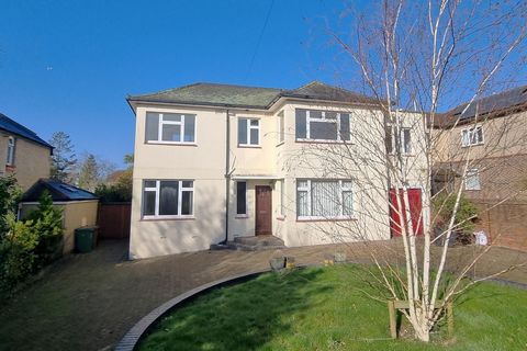 PROPERTY SUMMARY If you are looking for a home which suits multi-generational living then look no further, Drayton Lane is one of the most popular locations within Drayton and referred to by many as the 'last Lane' in Portsmouth. No.33 is set back fr...