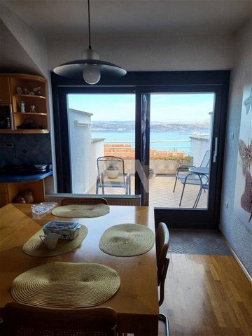 Four-room apartment - an excellent choice for families and athletes. Terrace with a wonderful view of the sea and the Alps. The apartment boasts an excellent arrangement of rooms, which allows for a comfortable and practical stay. It includes three b...