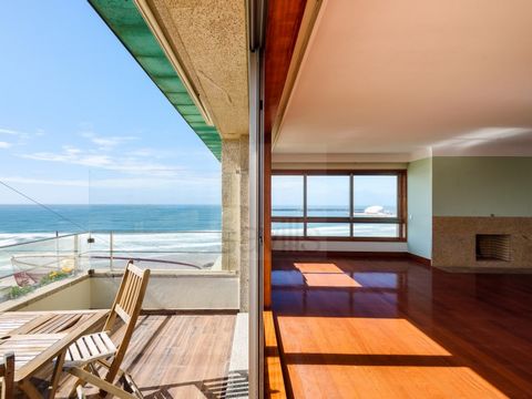 Excellent five bedroom flat located in Matosinhos Sul, in the 'Portas do Mar' condominium on the seafront. This flat, with a gross private area of around 322m² and solar orientation to the north/south/west, has 4 parking spaces and 2 storage rooms, 6...