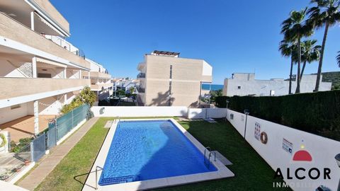 REF 3621 Excelente oportunidad de adquirir en propiedad esta magnífica vivienda ubicada en las afueras de la encantadora ciudad de Peñíscola, específicamente en la exclusiva urbanización Font Nova, en la provincia de Castellón. Situada dentro de un c...