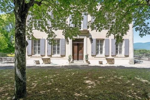 Near Apt, renovated 18th-C. country house in a beautiful landscaped park of approx. 14.82 acres. This 'bastide' of approx. 400 m² in all is comprised of an entrance hall with study area, a living-room, dining-room, and a renovated, fully equipped kit...