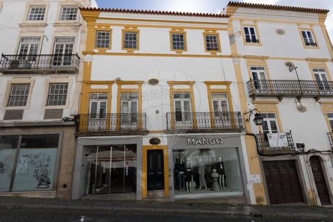 Beschrijving Gebouw Rua Serpa Pinto - Praça do Giraldo Gelegen in het hart van het historische centrum van Évora, naast het levendige Giraldo-plein, biedt dit historische gebouw een unieke kans. Met een royale totale oppervlakte van 580m² heeft het g...