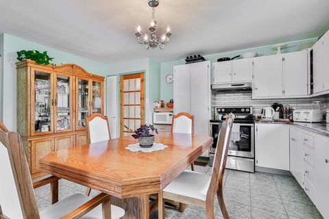 Superb house very well maintained over the years, including 4 large bedrooms and 3 bathrooms. Forced-air central heat pump, you will be warm in the winter and cool in the summer in addition to an oil stove in the basement. A huge lot with plenty of p...