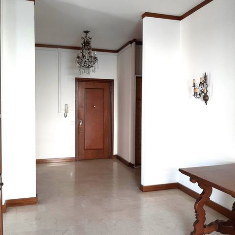 Vigevano - Piazza Sant'Ambrogio 19 - Ofrecemos a la venta un apartamento que está disponible de inmediato y para personalizar. La propiedad se encuentra en el tercer piso de un edificio construido en 1970, equipado con un ascensor a tiro de piedra de...