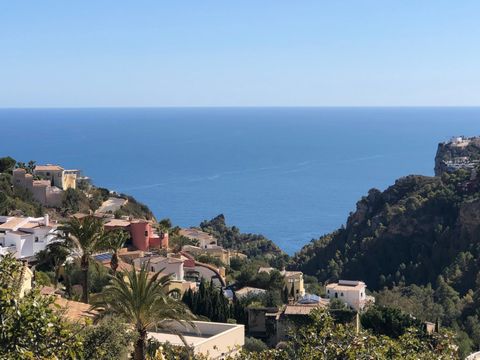 An amazing south facing building plot of land for sale in Cumbre del Sol, not too steep, to build your dream house with spectacular sea and panoramic uninterumpted views, access from two streets, in a consolidated quiet area. Public sewage. Size of t...