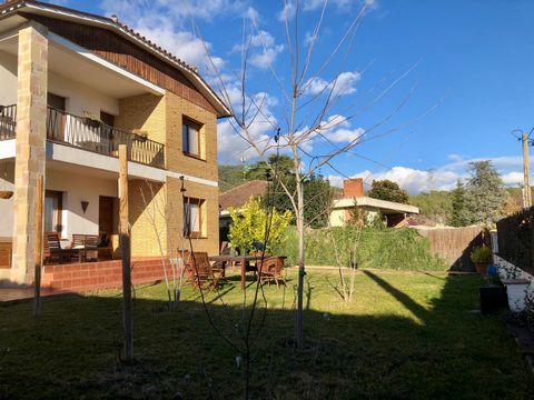 DOMUM EUROPA offers you this excellent house with 4 winds in the center of Canoves i Samalus next to the town hall, completely renovated in 2017 and 2022. Space and light with successful decoration have achieved a unique house. On its large 600 m² pl...