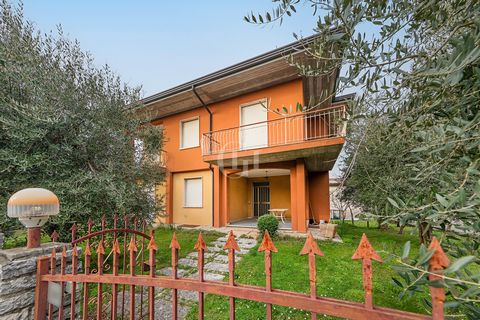 Located in a quiet area but very close to the center of Rivoltella and close to the main services and only 400 meters from the beach and the lakefront leading to the center of Desenzano del Garda. The villa consists of two independent housing units w...