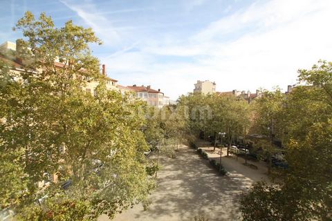Ref 67423FL: Near the Croix Rousse plateau, facing a wooded square and not overlooked, this crossing apartment benefits from beautiful light. It consists of a fitted kitchen with pantry, as well as a large living room, opening onto a pleasant loggia....