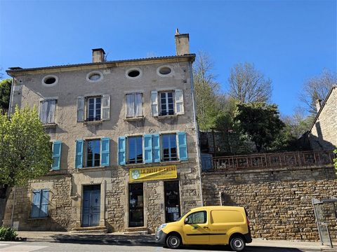 This beautiful historic residence in the center of Caylus, on the main road, offers you in a single set an apartment where you can move in immediately, an apartment to renovate as well as a commercial space. The completely redone ground floor consist...