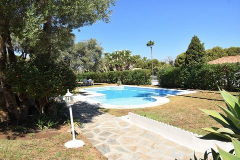Located in Málaga. BEAUTIFUL VILLA IN GREAT LOCATION BETWEEN TORREMOLINOS AND MALAGA This beautiful villa consists of 5 bedrooms, 3 bathroms, very spacious and very well distributed living / dining room, a large and bright kitchen, Garage for 2 cars ...