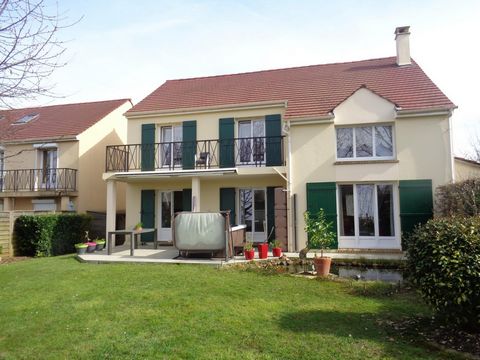 Isabelle BEDOUCHA , Independent of the SAFTI Network , is very pleased to present this beautiful home located near the Golf of Courdimanche. Comprising an entrance hall, a beautiful 45 m2 cathedral living/dining room bathed in light, a separate fitte...