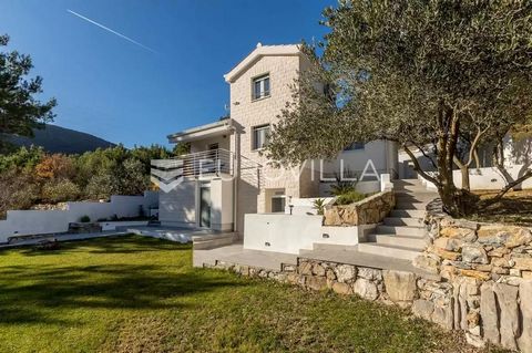 Tugare, a house with a swimming pool in a quiet location in the middle of nature, only twenty kilometers from Split. The house is spread over a plot of land measuring 4,633 m2 - mostly cultivated with soil, an olive grove and cascading gardens with t...