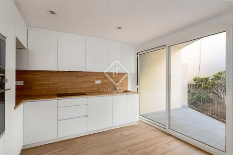 This fabulous 100 m² triplex home is located in the coastal town of Montgat in Maresme, just 3 minutes' walk from the beach and 15 minutes from Barcelona. The centre and all services are a few minutes' walk from the house. The house is part of a new ...