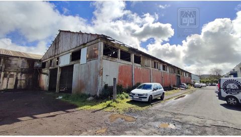 Warehouse built on a single floor, with 882 m2 of total area (built on a plot of land with 882 m2), located in a medium-sized industrial allotment, at Km 8 of Estrada da Ribeira Grande, next to the accesses to the parishes of Rabo de Peixe and Pico d...