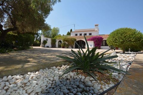 A peaceful and magical place... A Spanish finca like no other... Overlooking the bay of Moraira... Come and visit this typical place steeped in history. A haven of peace where you can forget reality... This Spanish villa has 6 bedrooms on 2 levels, 4...