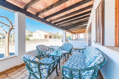 This great house surprises with a simple but wonderful back terrace, equipped with no less than a beautiful salt water pool, a barbecue and a furnished porch where you can enjoy nice meals and evenings. In addition to a cool swim in the pool -sizing ...