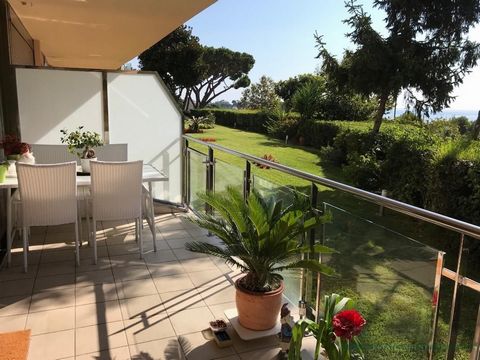 Ground floor apartment in Close to the beach, with 84 m² built, 72 m² living space, 3 bedrooms, 2 bathrooms, good condition, exterior, ground floor, 2 wardrobes, 1 terrace(s), 12 m² terrace, fitted kitchen, elevator, southeast facing, 1964, doorman, ...