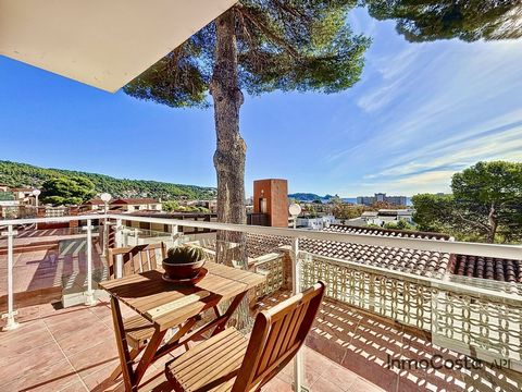 INMOCOSTA API ESTARTIT - Duplex with sea view, in the town centre of L'Estartit. Duplex located in the town centre of L'Estartit, 500 metres from the promenade and the beach. It is located in a community with a parking area and communal pool with sea...